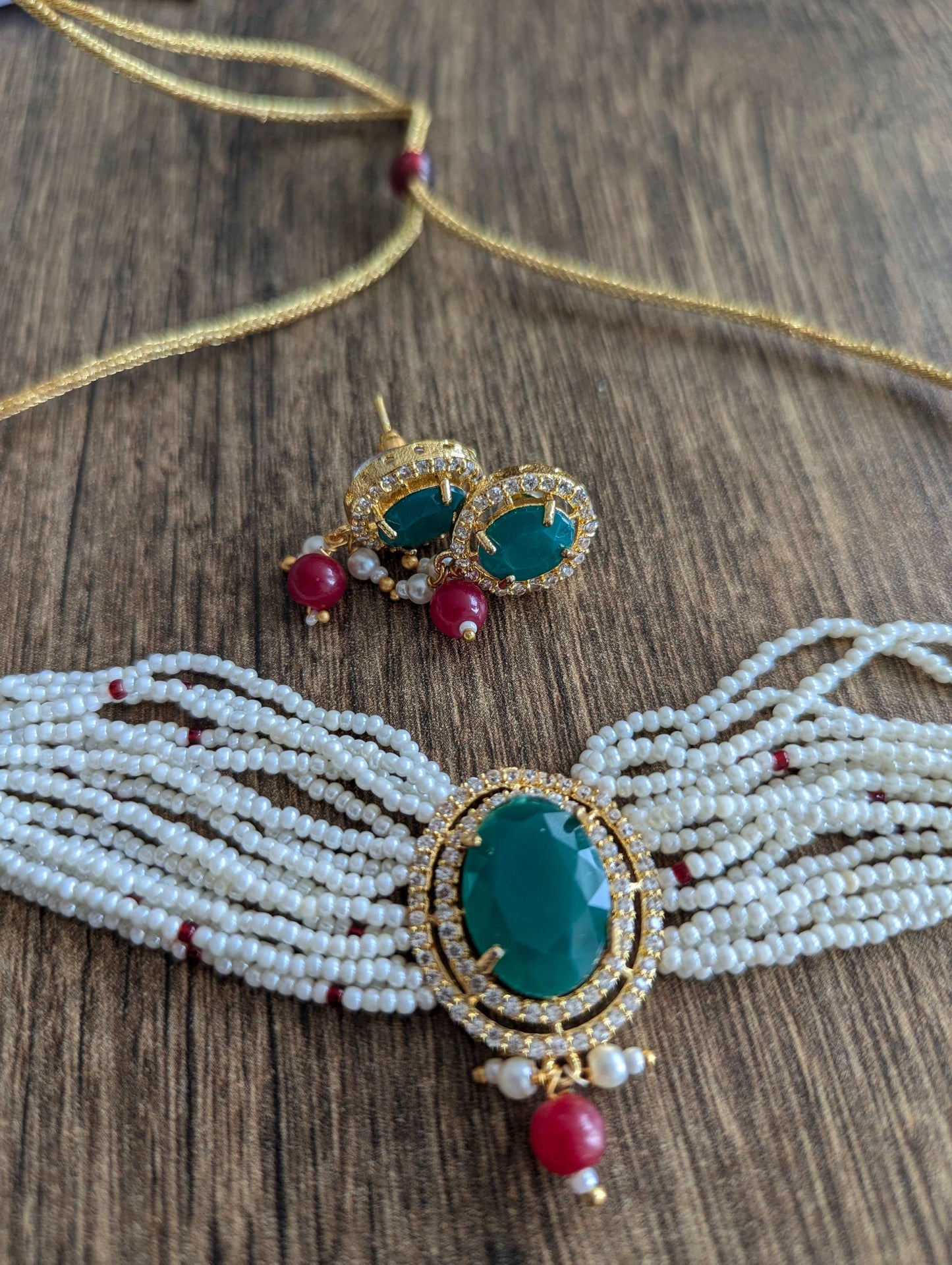 Elegance Emerald Pearl Necklace